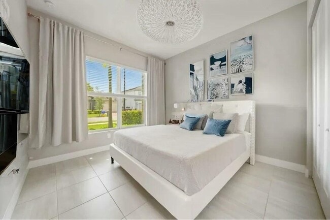 Building Photo - 15371 Green River Ct