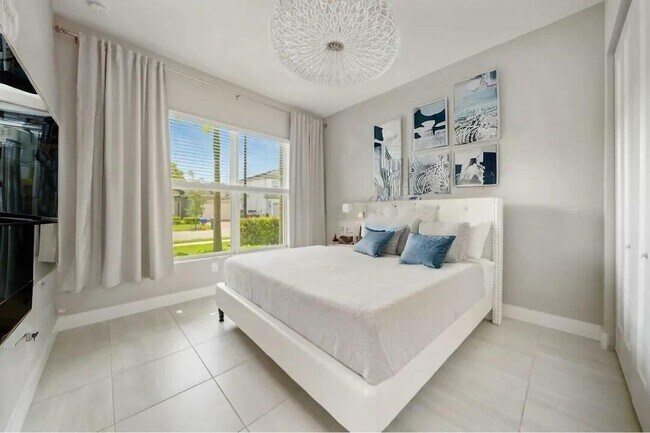 Foto del edificio - 15371 Green River Ct