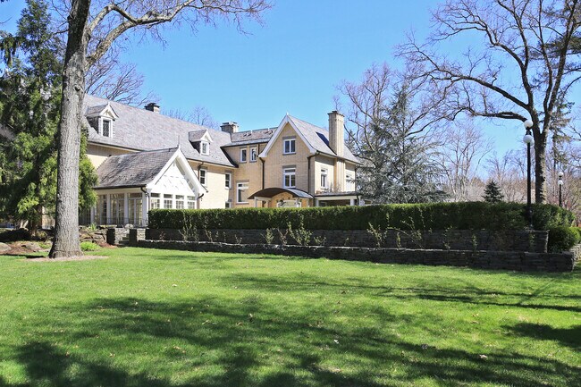 Foto del edificio - 64 Canfield Rd