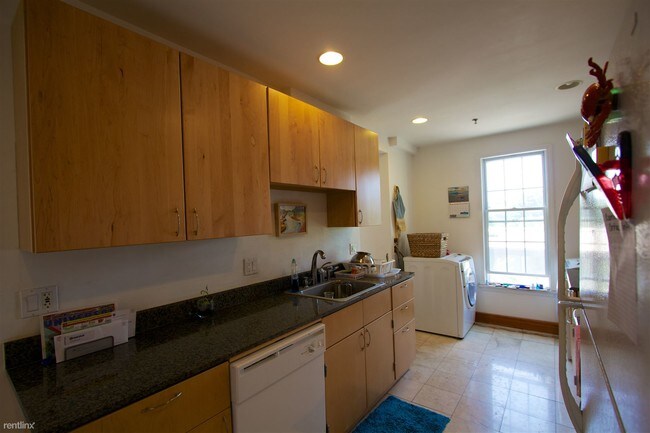 Foto del edificio - 235 Heath St