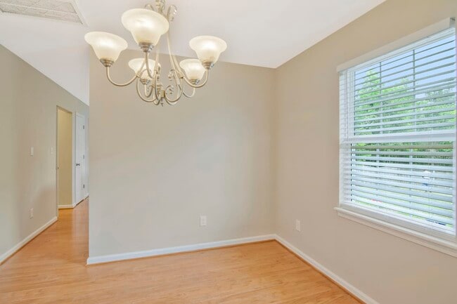 Building Photo - 107 Knightwood Dr