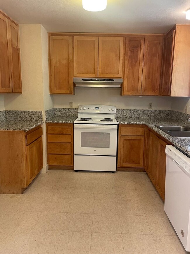 Building Photo - Updated 4bed/2 bath home in South Sac
