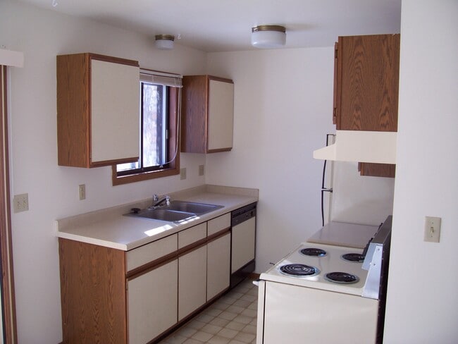Building Photo - 511 Hillcrest Ct