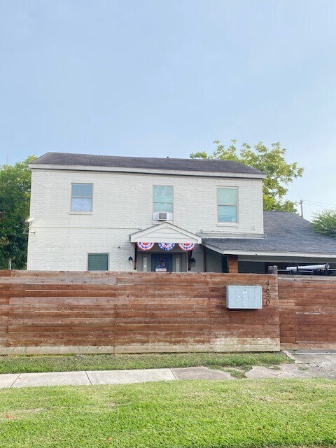 Foto principal - 4630 Woodside St