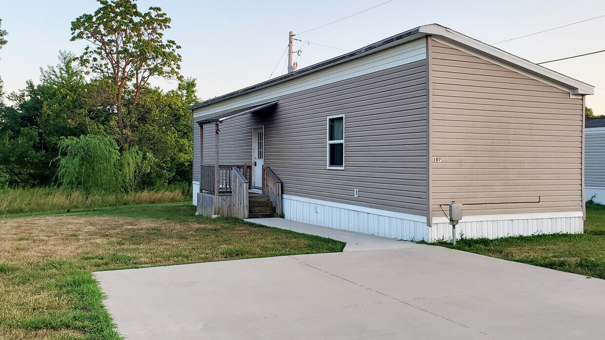 Primary Photo - 107 Jax Dr