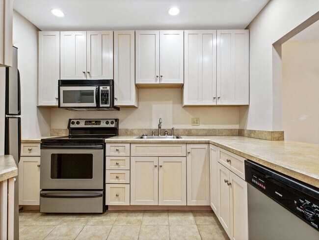 Building Photo - 29 Custer St