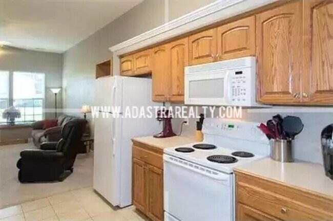 Building Photo - Spacious Maintinence Free Townhome in Gard...