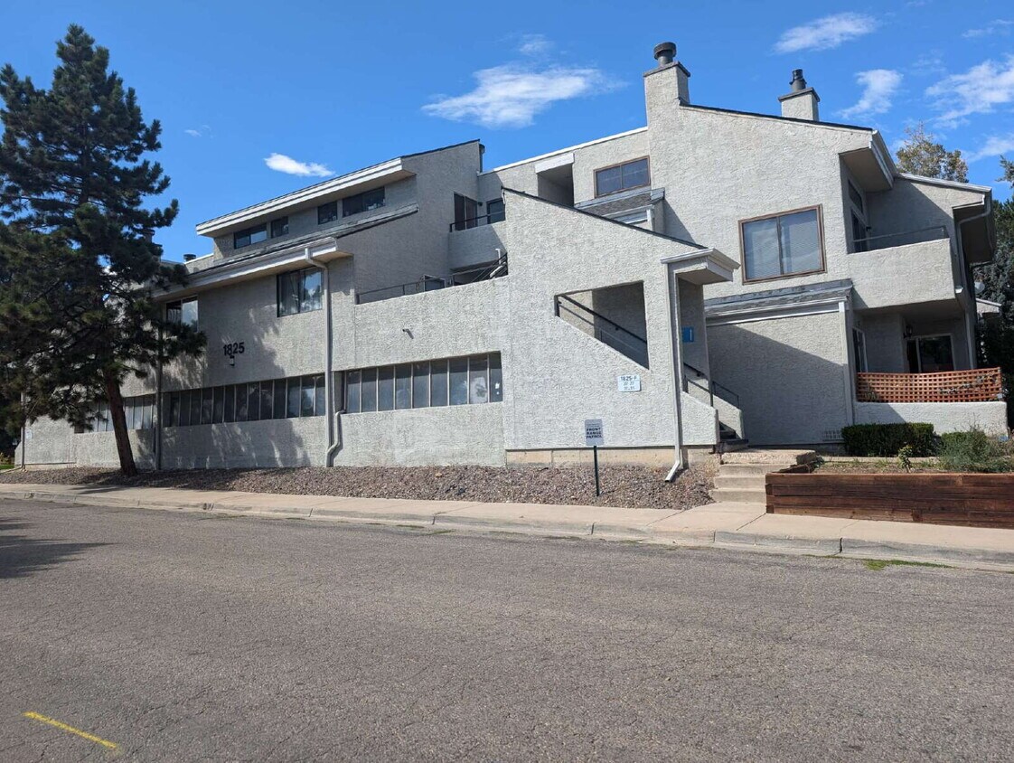 Photo - "Charming 2-Bed Condo in Lakewood – Cozy 906 Sq Ft Home at 1825 Kendall St!"