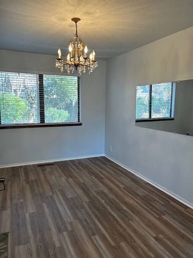 Foto del edificio - Beautiful 4 Bedrooms, 3 Full Bathrooms- Fa...