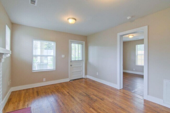 Foto del edificio - Knoxville 37917 - 2 bedroom, 1 bath home - Contact Susan Niedergeses (865) 300-4722