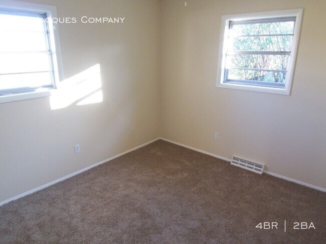 Building Photo - 2204 N Link Ave