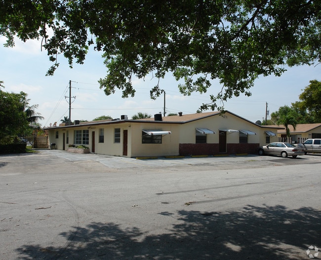 Primary Photo - 3900-3910 SW 51st St