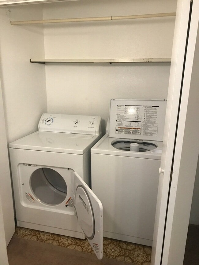 Building Photo - Adorable 1bd w/garage! Large balcony!