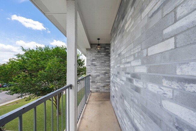 Foto del edificio - Bright 2-Bed Gem with Balcony in Universal City – A/C, Washer Hookups, and Modern Finishes
