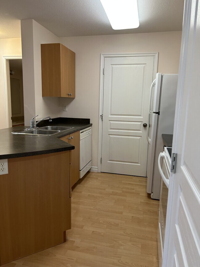 Photo du bâtiment - 7516-7516 Topaz Dr