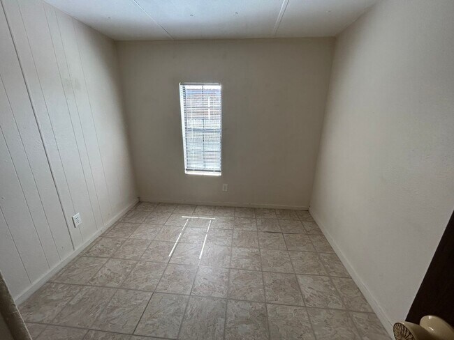 Building Photo - 2 bedroom 1 bath home with a storage shed!