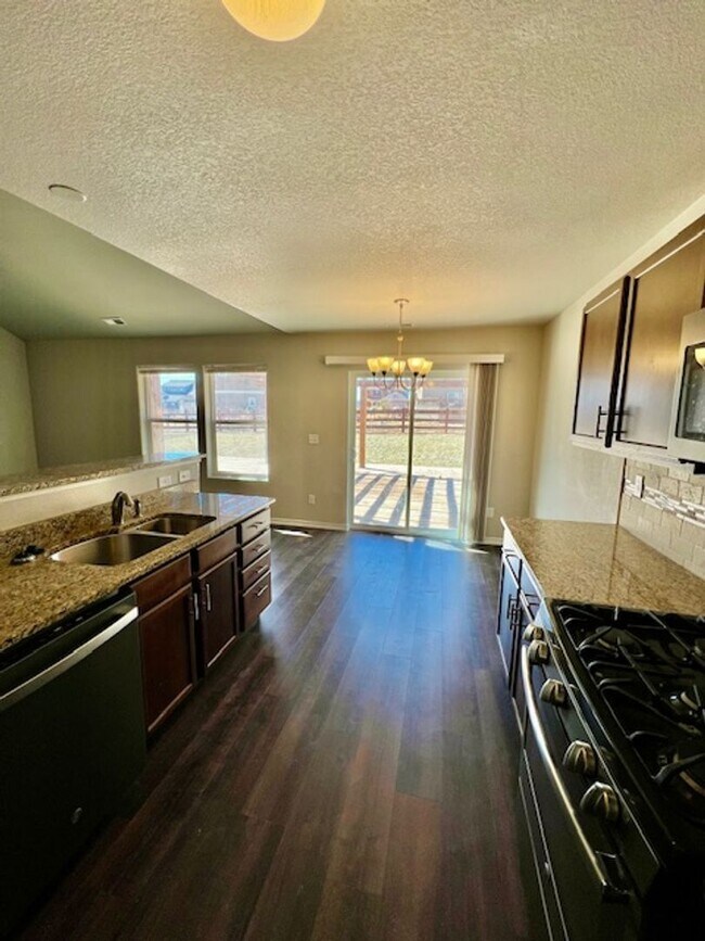 Foto del edificio - Charming 3 Bedroom Home In Falcon Highlands Available Now!