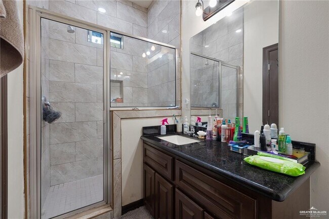 Foto del edificio - 12 Carlos Dr