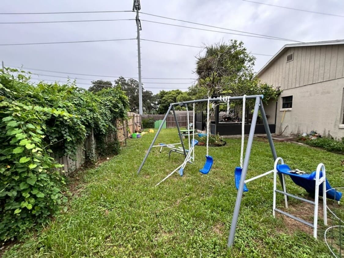 Building Photo - Three Bedroom Home, Walking Distance to Ne...