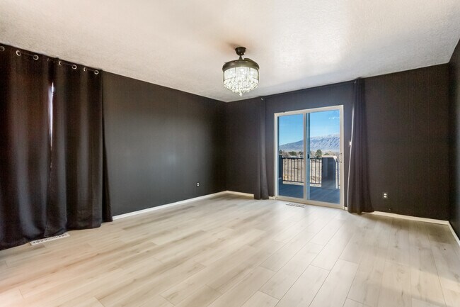 Building Photo - 708 Troon Dr SE