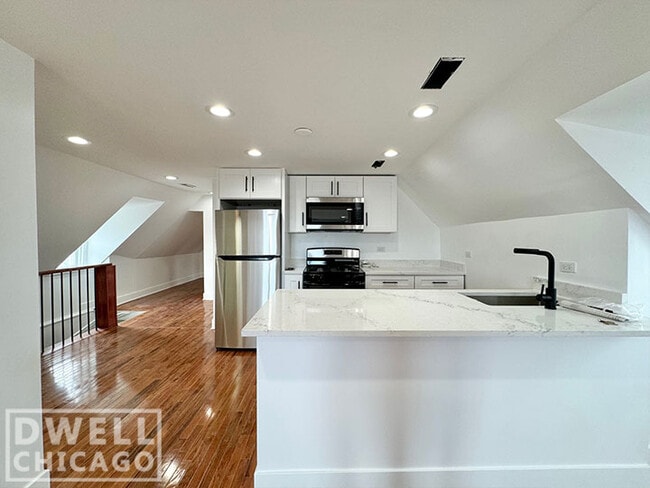 Building Photo - 1362 N Bosworth Ave