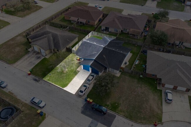 Foto del edificio - 1307 Lily Ln