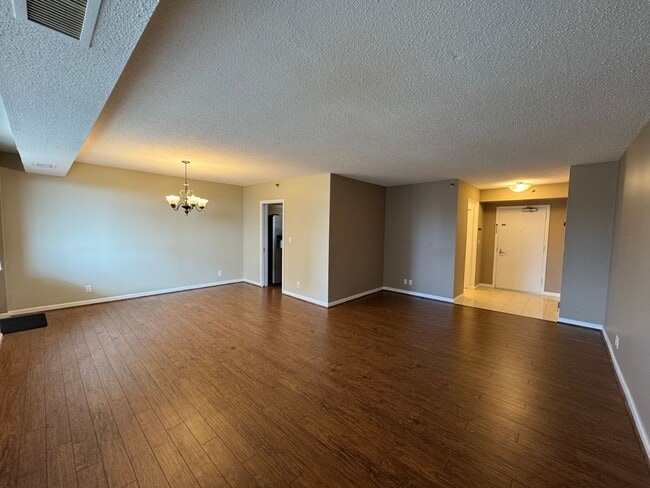 Building Photo - Bright And Spacious 2 Bed 1.5 Bath Condo W...