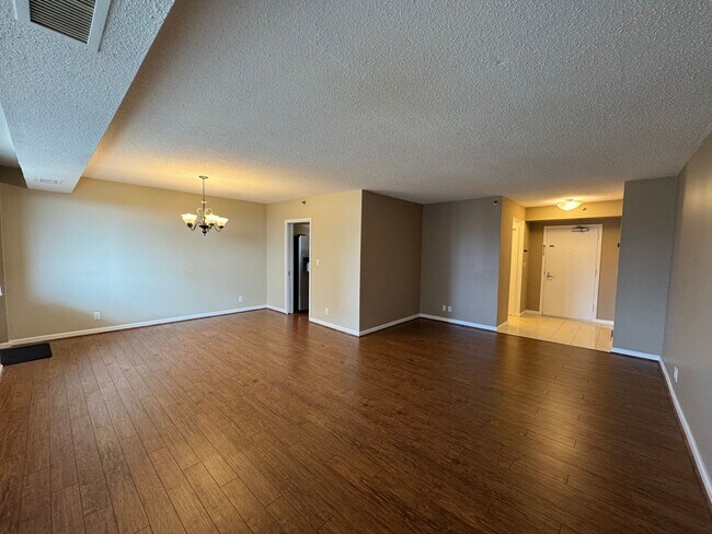 Foto del edificio - Bright And Spacious 2 Bed 1.5 Bath Condo W...