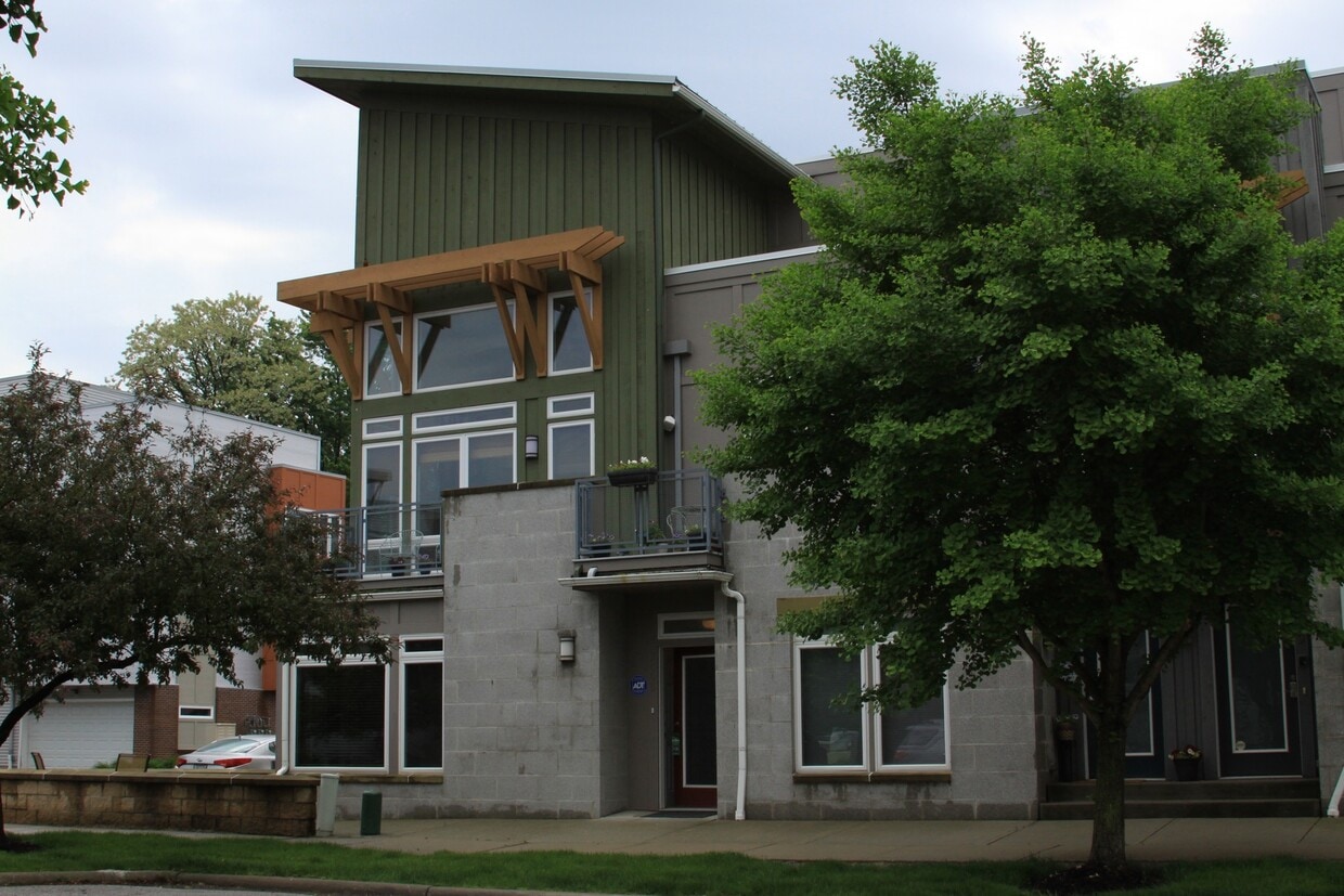 Primary Photo - Located in the Detroit-Shoreway Area