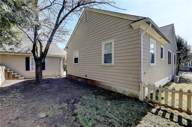 Building Photo - 157 Sandringham Ave