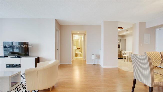 Foto del edificio - 3600 Mystic Pointe Dr