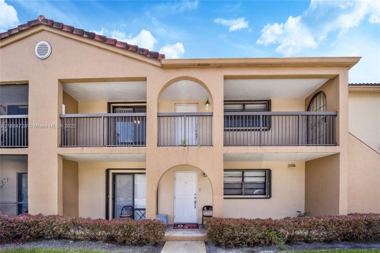 Foto principal - 18220 Mediterranean Blvd