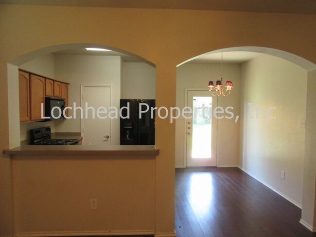 Building Photo - Gorgeous Townhome in Falcon Lair!!!!