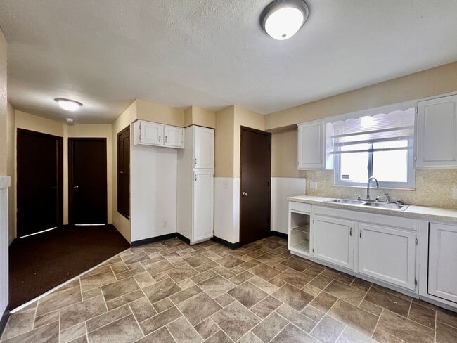 Building Photo - 3 Bedroom House