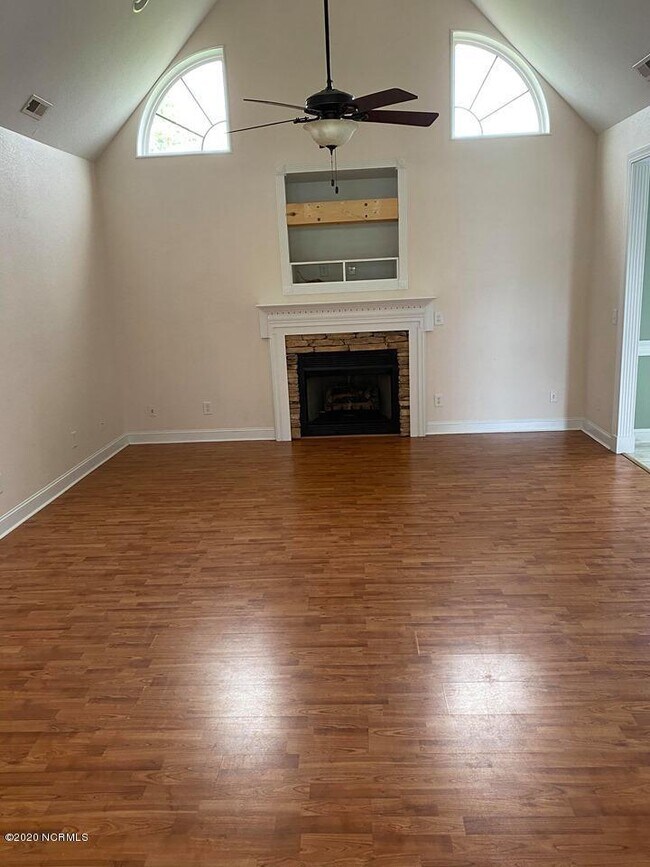 Building Photo - 637 Savin Ct