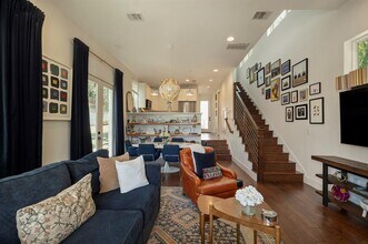 Building Photo - 2812 Oak Springs Dr