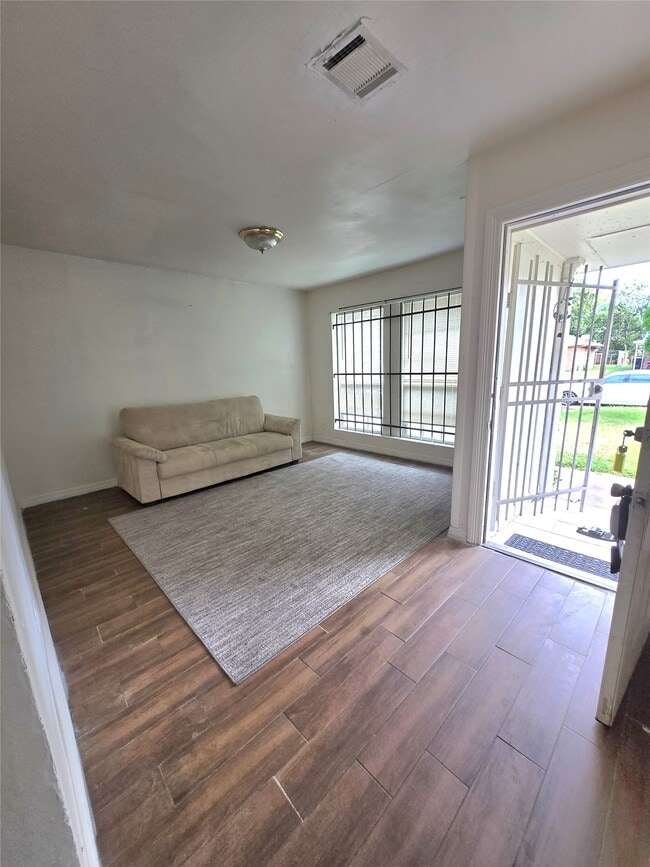 Building Photo - 5530 Elm Spring Dr
