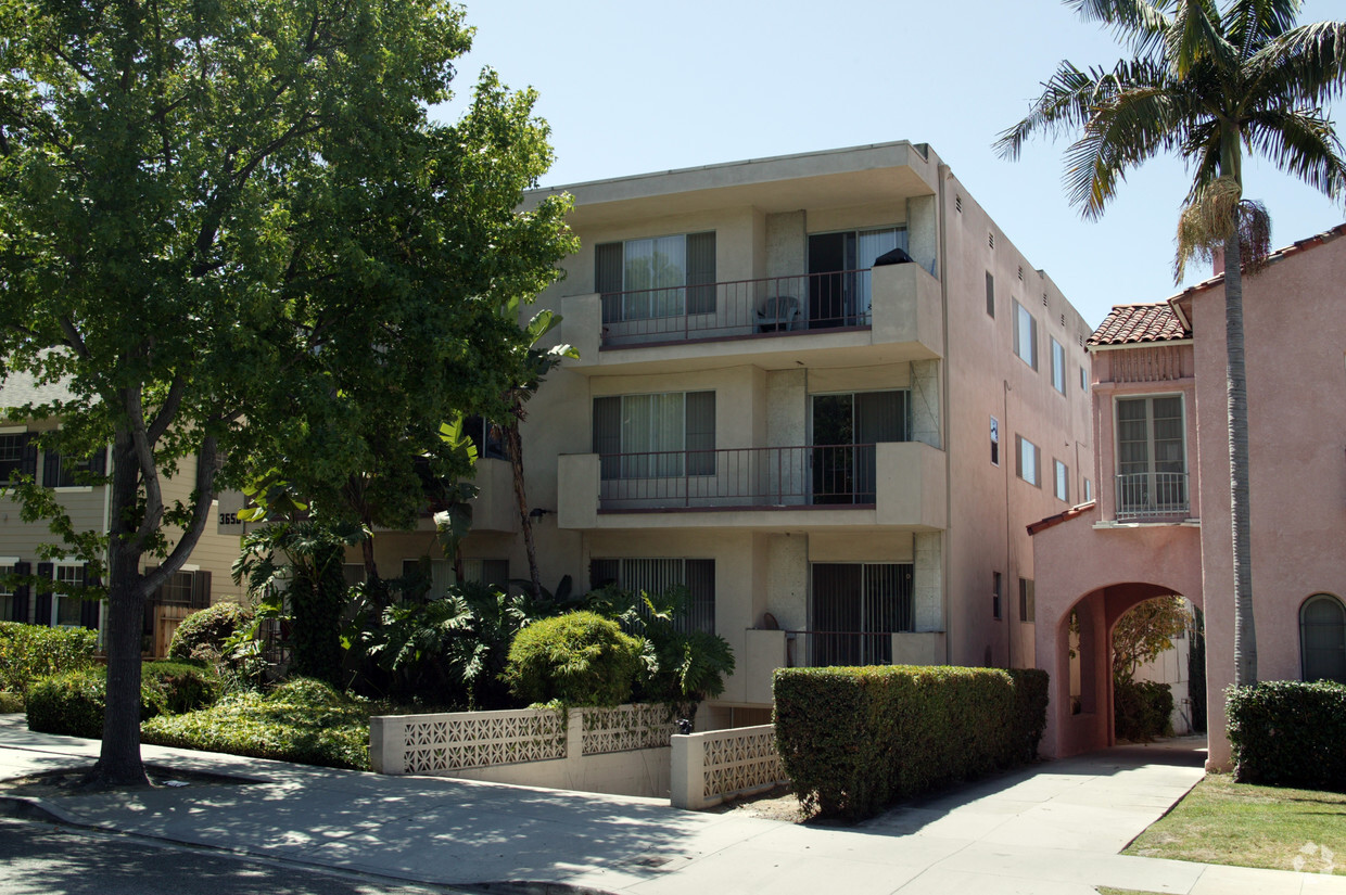 Primary Photo - Versaille Apartments