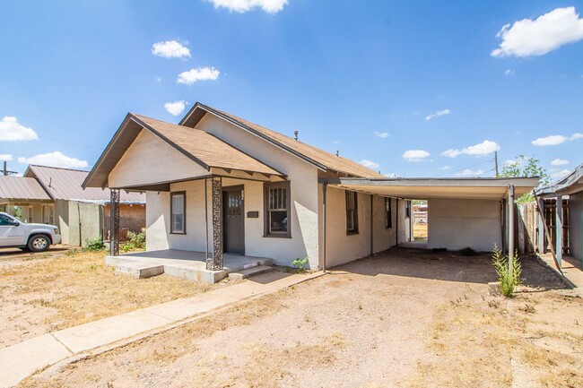 Building Photo - 2 bedroom 1 bathroom house in Slaton!