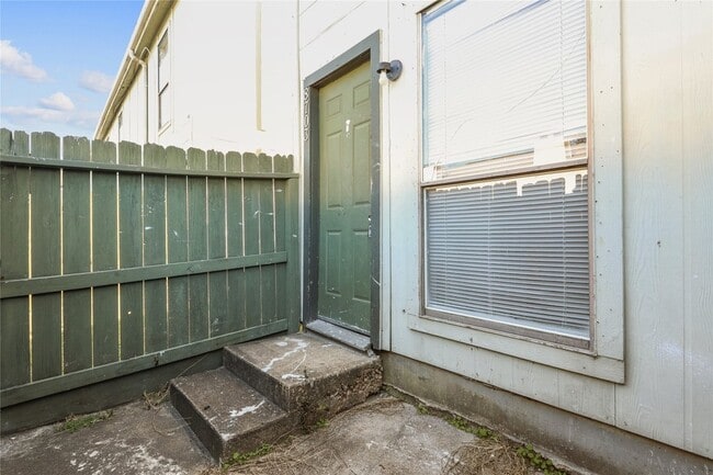 Building Photo - 8703 Victorian Village Dr