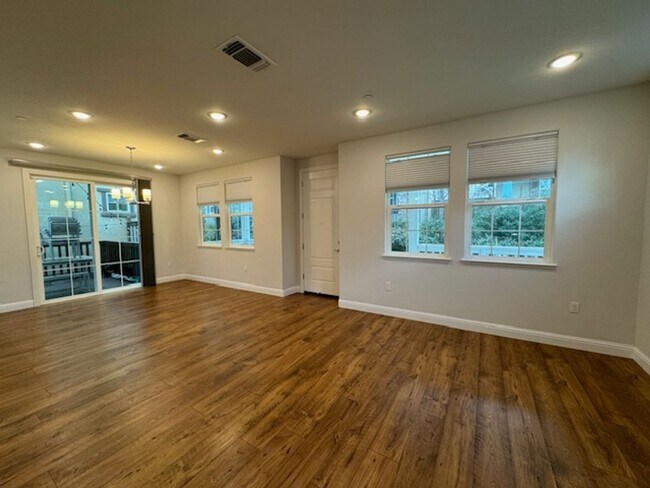 Foto del edificio - Beautiful 2 story home in Walnut Creek