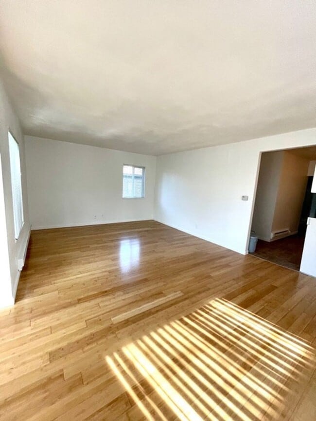 Building Photo - 3BD/ 2BA + office in South Delridge!