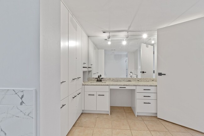 Building Photo - Beautiful sub penthouse in Downtown Tulsa!