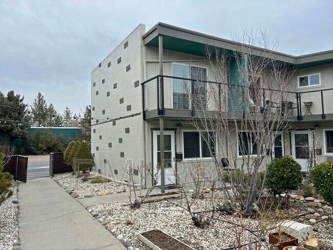 Foto del edificio - 2106 Idlewild Dr