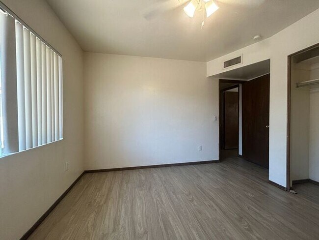 Foto del edificio - 2141 E Manhatton Dr