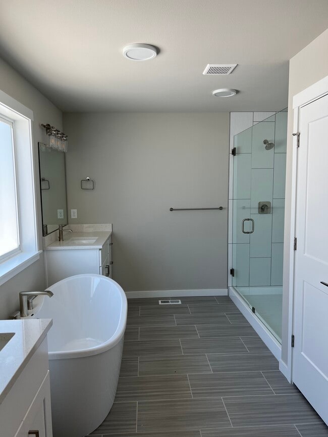 Main bathroom - 12824 187th Ave E