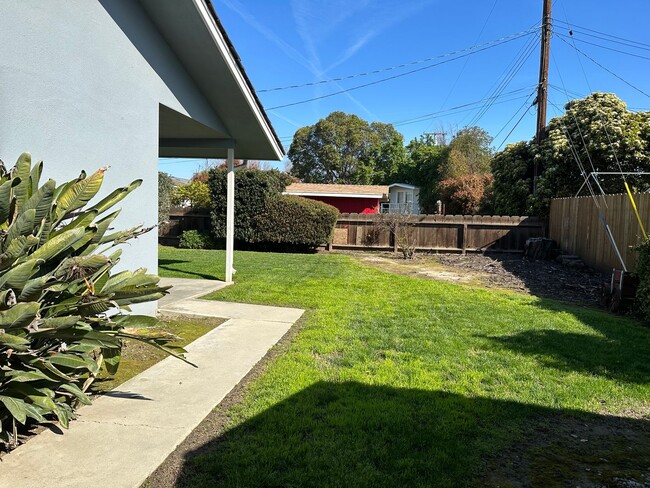 Building Photo - Well maintained home for rent in Visalia