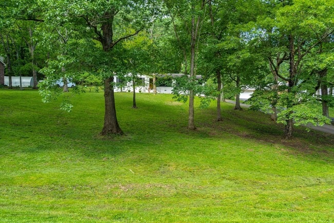 Building Photo - Amazing 3BE/2BA home in the West Meade & Hillwood Estates area!