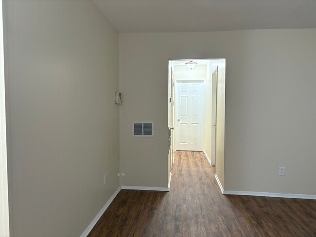 Pasillo - 712 E 49th Ave