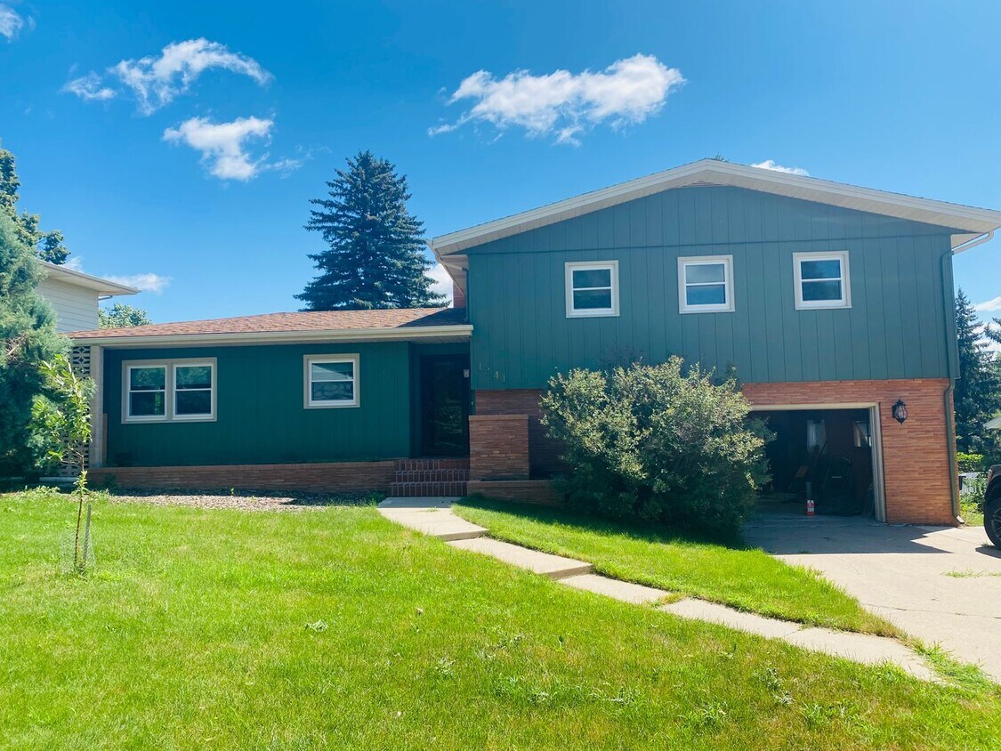 Foto principal - 3 bedroom - 2.5 bathroom - Single Family Home